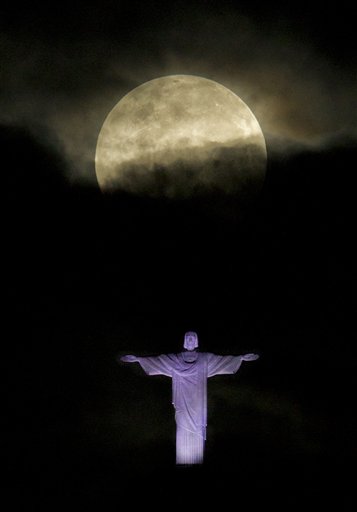 120506_APTOPIX_Brazil_Supermoon_x_11.jpg