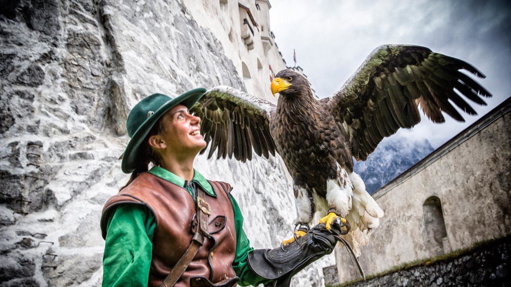 falkner-auf-der-festung-hohenwerfen_5686@2x.jpg