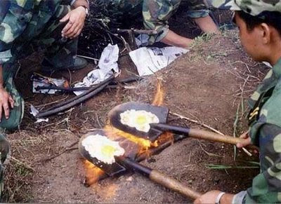 funny-army-photos-cooking-time-eggs-shovel.jpg