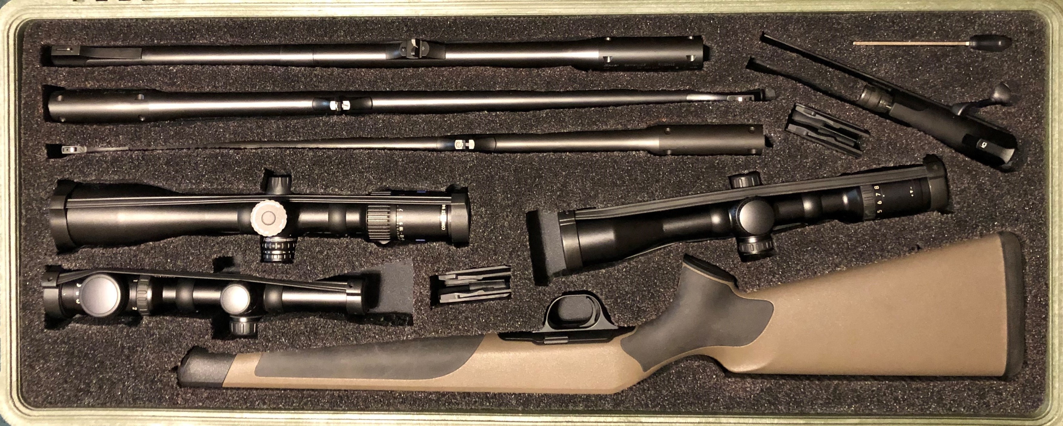 Pelican 1700 with Blaser R8 & 3 barrels & 3 scopes (bis).jpg