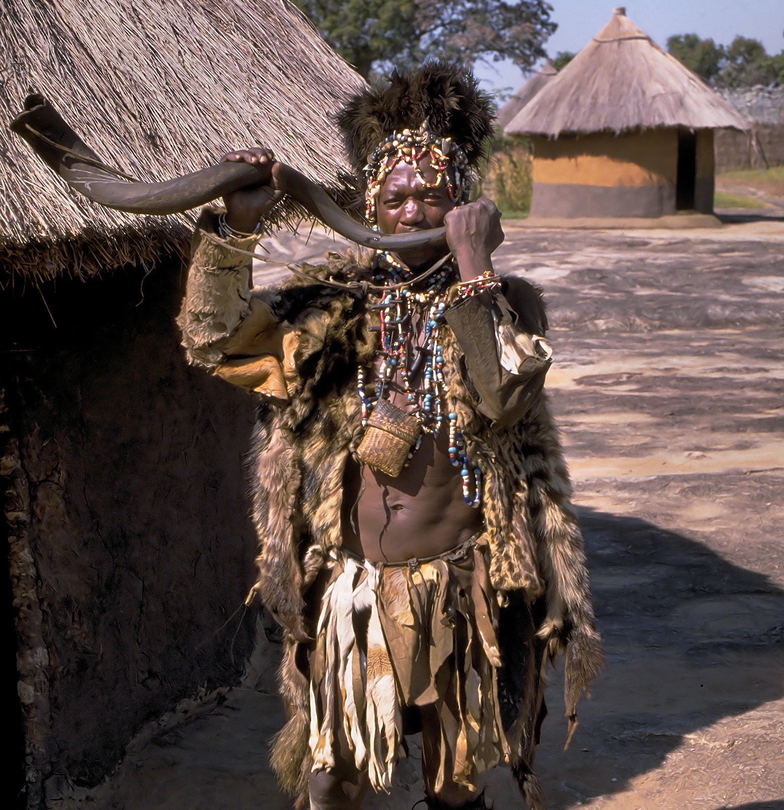 Shona_witch_doctor_Zimbabwe.jpgE1.jpg