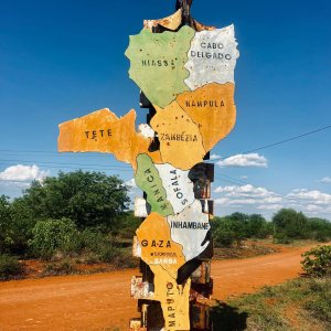 Media 'Road Sign Mozambique' in category 'Nature & Wildlife Africa'