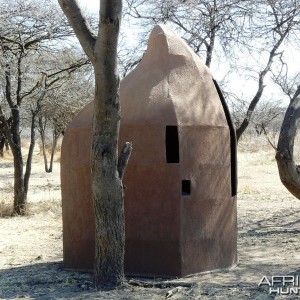 Movable bow hunting blind in the shape of a termite hill