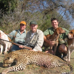 Alice Polluchova of CZ-USA with her leopard tracked by Sparks Hounds 2009