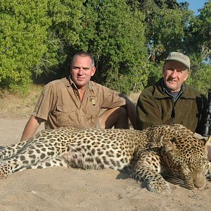 Zimbabwe Hunt Leopard