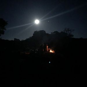 A shot of the moon and Mars rising