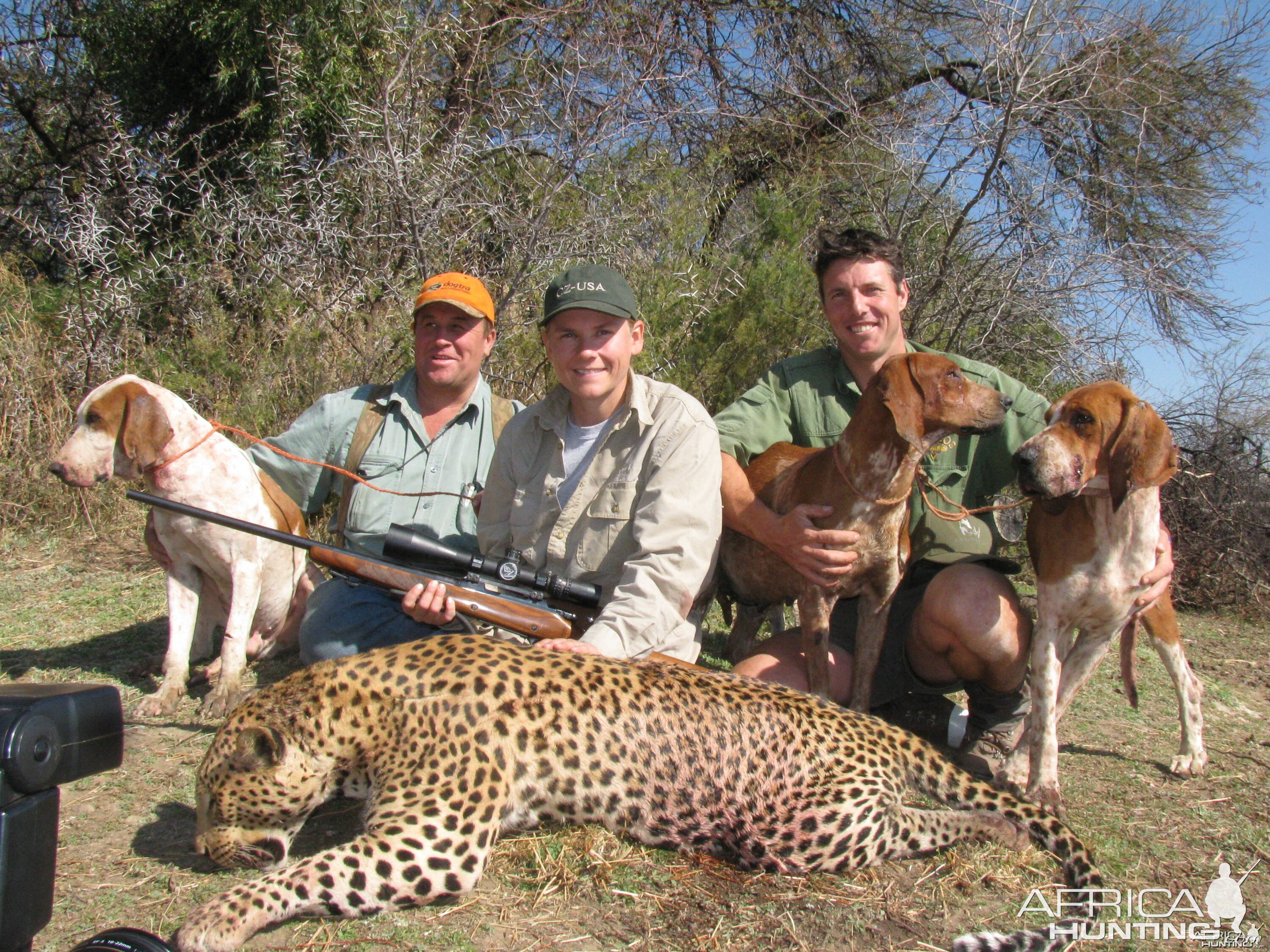 Alice Polluchova of CZ-USA with her leopard tracked by Sparks Hounds 2009