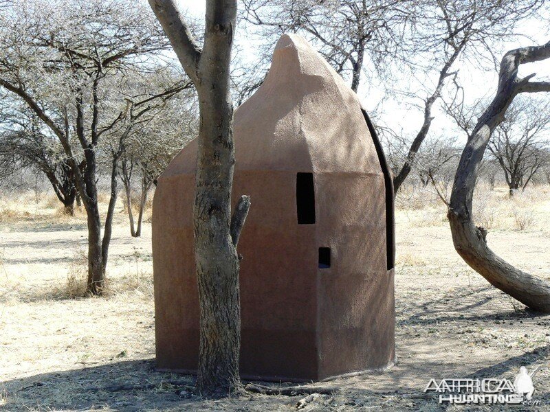 Movable bow hunting blind in the shape of a termite hill