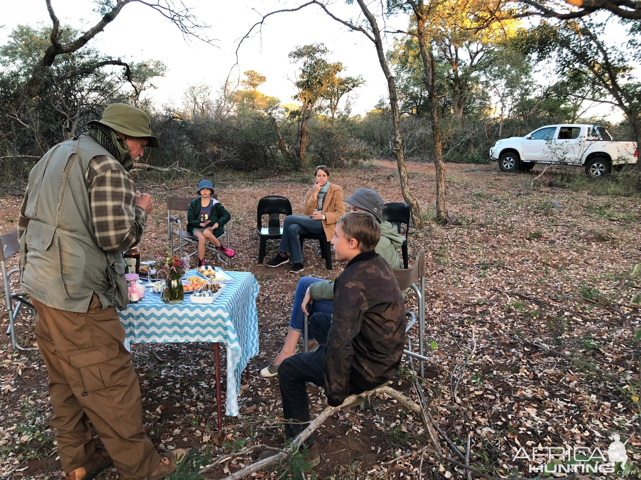 Relaxing & having snacks and drinks during hunt