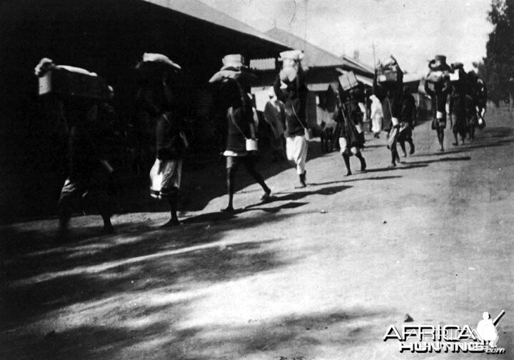 Theodore Roosevelt, porters returning at the end of the expedition